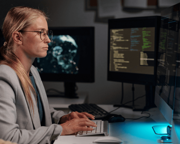 A lady doing internal linking as an technical seo service.
