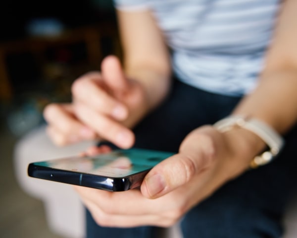 A person searching on the phone for a digital marketing company in us.