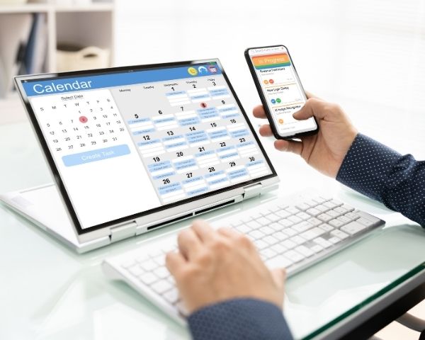A person using the calendly app to schedule ecommerce for services appointments.