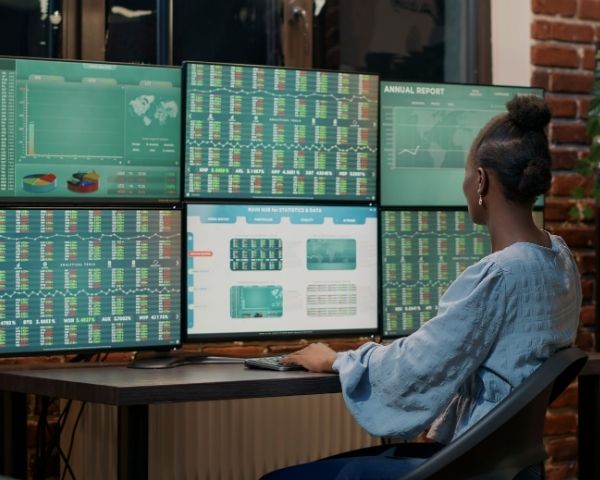 A lady using ai to create good online ads.