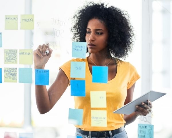 A lady trying to find her bidding strategy goal for her good online ads.