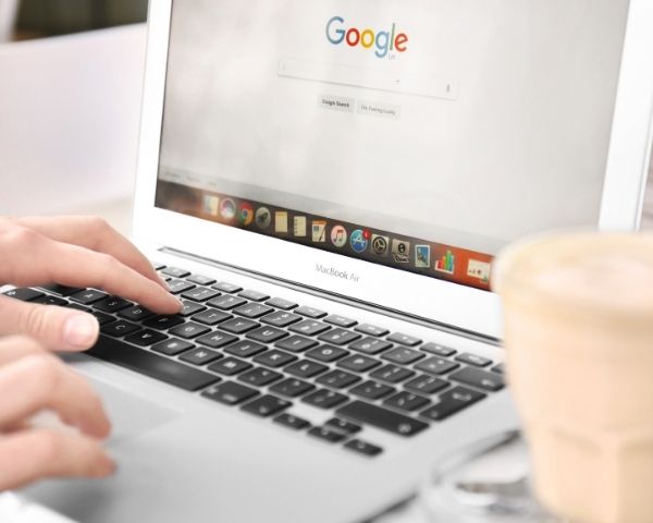 A digital marketer performing seo for dentists.