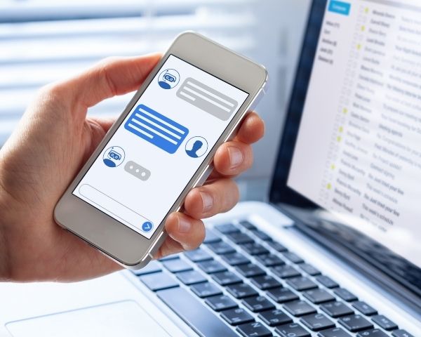 A chatbot of a digital marketing company helping a web visitor.