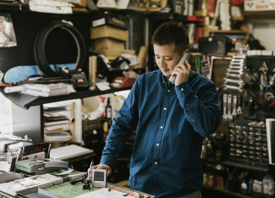 A business owner on the phone with a digital marketing and advertising agency.