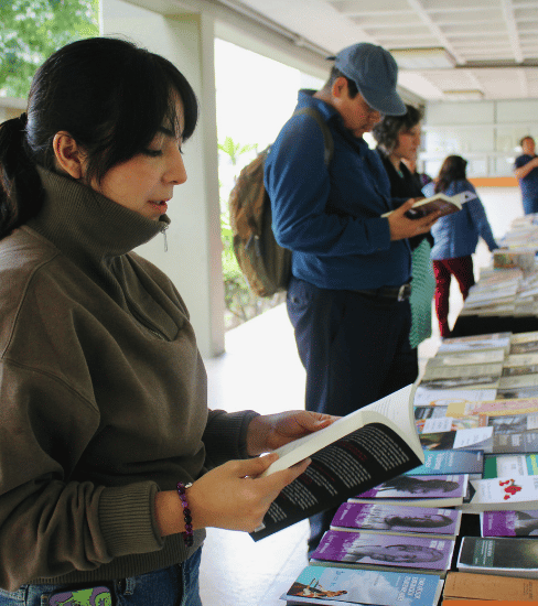 People reading content marketing agencies books.